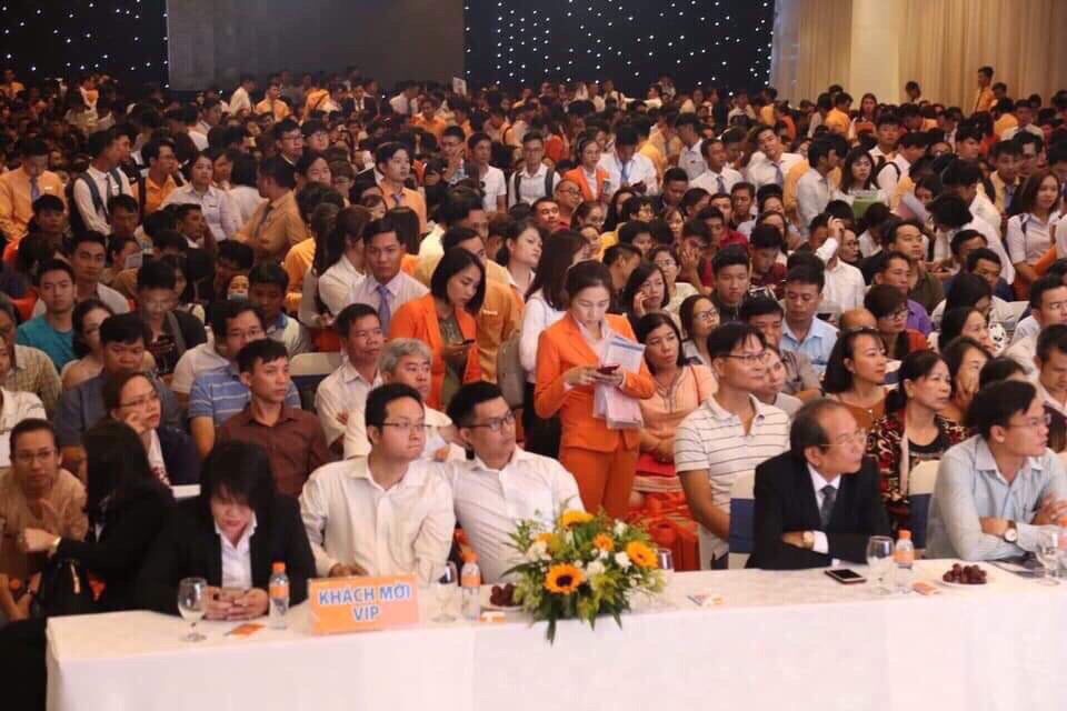 khách hàng tham dự ngày mở bán
